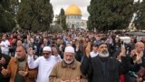 یروشلم کے الاقصیٰ کمپاؤنڈ میں مسلمانوں کی بڑی تعداد نمازِ جمعہ کے لیے جمع ہوئی۔