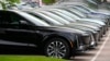 Neprodata električna sportska terenska vozila Lyriq iz 2024. stoje ispred salona Cadillac u Lone Treeu, Colorado, 2. juna 2024.