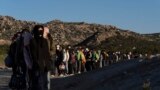 Di dân Trung Quốc chờ được thanh lọc sau khi vượt biên giới Mexico, ngày 8/5/2024, gần Jacumba Hot Springs, California.