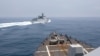 资料照：从美国海军钟云号伯克级导弹驱逐舰的甲板上可以看到中国海军旅洋III号导弹驱逐舰在台湾海峡附近驶过。 （2023年6月3日）
