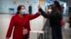 중국 베이징 서우두 국제공항 입국장 이용객들이 마스크를 쓴 채 인사하고 있다. (자료사진)