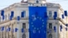 Zastava Evropske unije visi sa zgrade dok manje krase glavnu ulicu u Sarajevu, Bosna, 21. mart 2024. Lideri EU dali su zeleno svjetlo Bosni i Hercegovini da otvori pregovore o članstvu kada se ispune određeni uslovi.