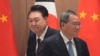 ประธานาธิบดีเกาหลีใต้ ยูน ซุก-ยอล และนายกรัฐมนตรีจีน หลี่ เฉียง พบหารือในวันอาทิตย์ที่ 26 พ.ค. 2024 ที่กรุงโซล เกาหลีใต้