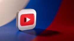 Логотип YouTube на фоне цветов российского флага (иллюстративное фото)