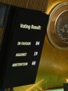 Rezultat glasanja u Generalnoj skupštini Ujedinjenih nacija o rezoluciji u vezi sa genocidom u Srebrenici (Foto: AFP/Angela Weiss) 