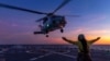 호주 방위군 제공 사진. 시호크 헬리콥터가 호주 북부 해역에서 HMAS 호바트 갑판에 착륙할 준비를 하고 있다. 