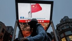 北京街头巨幅电视屏幕播放中国军队东部战区绕台军演的新闻。 (2024年5月23日)