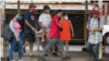 Un grupo de personas camina en una avenida en Managua, Nicaragua. 