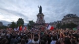 На Площади Республики после второго тура голосования по выборам в парламент Франции . Париж, 7 июля 2024.