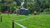在特里克特被發現死亡的公園裡，警方已經設置了警戒線，並在一個兒童遊樂場旁邊搭起了法醫帳篷。（美國之音李伯安拍攝）