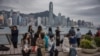 中国大陆游客在香港尖沙咀眺望维多利亚海湾对面的香港岛。（2024年1月17日）