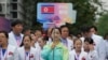 지난 9월 중국 항저우 아시안게임 선수촌 환영식에서 자원봉사자가 북한 인공기를 들고 입장하고 있다.