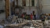 Спасатели расчищают завалы после ракетного удара по детской больнице «Охматдет». 9 июля 2024г. 