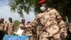 Un soldat tchadien vote par anticipation lors de l'élection présidentielle prévue le 6 mai, à N'djamena, au Tchad, le 5 mai 2024. (REUTERS/Désiré Danga Essigue)