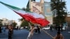 이란 테헤란에서 진행된 반이스라엘 집회에서 이란 국기를 흔드는 시위대 (자료사진)