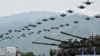 资料照片：2023年5月25日，韩国军用无人机在韩美联合军演期间编队飞行。（法新社照片）