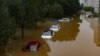 Ô tô chìm trong nước lũ ở khu vực bị cơn bão Doksuri gây thiệt hại nặng nề ở Trung Quốc. (Ảnh tư liệu).