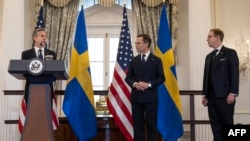 美国国务卿布林肯、瑞典首相克里斯特松和瑞典外交大臣比尔斯特伦在美国国务院举行的批准瑞典加入北约的仪式上讲话。(2024年3月7日)