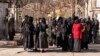 ARHIVA - Studentkinje koje su zaustavili pripadnici talibanskih snaga bezbednosti, u Kabulu, 21. decembra 2022.