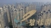 中國江蘇省鎮江市一棟大樓頂部的碧桂園標誌，（2021年10月31日）
