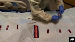 Medicinska sestra u bolnici u Los Anđelesu obeležava telo preminulog kao "kovid pacijent", 2021.