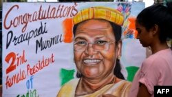 دروپدی مورمو بھارت کی پہلی قبائلی اور دوسری خاتون صدر ہیں۔ وہ  بھارت کی اب تک کی سب سے کم عمر صدر بھی ہیں۔
