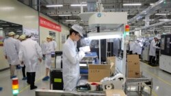 แฟ้ม - พนักงานทำงานในส่วนผลิตโทรศัพท์มือถือของ Huawei ในมณฑลกวางตุ้ง จีน 6 มี.ค. 2019 (AP Photo/Kin Cheung, File)