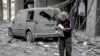 3일 가자시티의 파괴된 자동차 인근에서 팔레스타인인이 책을 읽고 있다. 