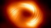 Ova slika koju je objavila Evropska južna opservatorija 27. marta 2024. prikazuje polarizirani pogled na crnu rupu Mliječnog puta, sa linijama koje označavaju orijentaciju polarizacije u vezi s magnetskim poljem oko sjene crne rupe.