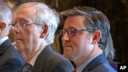 Слева направо: лидер меньшинства в Сенате Митч Макконнелл и спикер Палаты представителей Майк Джонсон (архивной фото).