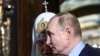 Владимир Путин в сопровождении патриарха Кирилла посещает Троицкий собор Троице-Сергиевой лавры в Сергиевом Посаде, 26 июня 2024 года. 
