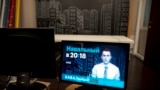 На этом архивном фото, сделанном в четверг, 18 мая 2017 г., лидер российской оппозиции Алексей Навальный ведет прямую трансляцию из офиса Фонда борьбы с коррупцией. Попавший в черный список государственных СМИ, Навальный активно пользовался ресурсами YouTube. Архивноге фОТО