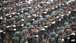 Бойцы южнокорейской армии: парад по случаю Дня вооруженных сил страны. Сеул, сентябрь 2023 г. (архивное фото) 