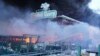 Пожежники гасять пожежу після того, як дві керовані авіабомби влучили у великий магазин будівельних товарів у Харкові, Україна, у суботу, 25 травня 2024 року. (AP Photo/Андрій Марієнко)