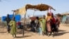 Des réfugiés soudanais dans le camp de réfugiés de Farchana, le 7 avril 2024, au Tchad, qui abrite le plus grand nombre de réfugiés soudanais. (Photo de Joris Bolomey /AFP)