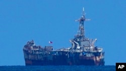 资料图：菲律宾老旧军舰“塞拉·马德雷号”搁浅在南中国海第二托马斯浅滩(Second Thomas Shoal)附近宣誓主权，但补给行动常常遭到中国方面阻拦。（美联社2023年8月22日）

