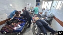 가자시티의 해변에서 구호품을 기다리다 부상당한 팔레스타인인들이 지난달 29일 시파병원에서 처치받고 있다.