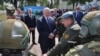 Лукашенко с белорусскими военными (архивное фото).