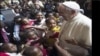 Papa Francis akiwasalimia watoto kwenye nyumba ya wazee Nalukokongo