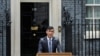 Kryeministri britanik Rishi Sunak duke shpallur zgjedhjet e përgjithshme në Britani të Madhe, para zyres së tij në Downing Street 10, në Londër, më 22 maj, 2024/Reuters