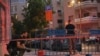 Сотрудники израильских сил безопасности в оцепленном районе, где 19 июля 2024 года в Тель-Авиве произошел взрыв.