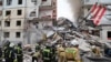 俄罗斯称，别尔哥罗德地区一栋高楼公寓2024年5月12日被乌克兰导弹击中后倒塌。（美联社转发）