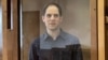Novinar američkog Volstrit žurnala Evan Gerškovič stoji u kavezu za optuženike tokom saslušanja o istražnom pritvoru, u sudu u Moskvi, 26. marta 2024.