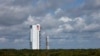 装在宇宙神五型运载火箭上的波音星际航线飞船在佛罗里达州卡纳维拉尔角被推送至发射架。(2024年5月6日)