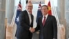 中国国务院总理李强在澳大利亚堪培拉议会大厦与澳大利亚总理安东尼·阿尔巴尼斯握手。(2024年6月17日)