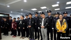 资料照片：2019年11月7日，中国河北邢台法院判处向美国走私贩运芬太尼的罪犯的刑罚。（路透社照片）