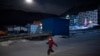 Учасник дитячого хору на снігу в Баренцбурзі, Норвегія, поблизу російської арктичної гірничодобувної компанії. AP Photo/Daniel Cole