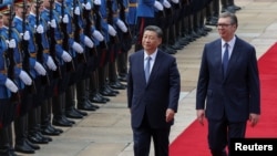 Kineski predsednik Ši Đinping i predsednik Srbije Aleksandar Vučić na specijalnom dočeku ispred Palate "Srbija" u Beogradu (Foto: Reuters/Marko Đurica)