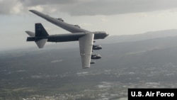 B-52H '스트래토포트리스' 폭격기가 괌 해안 상공에서 비행하고 있다. (자료사진)