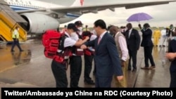 资料照片: 2020年5月12日中国驻刚果(金)大使朱京迎接抵达刚果的中国专家